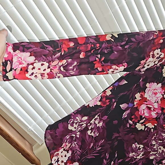 Beautiful Floral Pullover Top with Keyhole Neckline - Picture 3 of 8